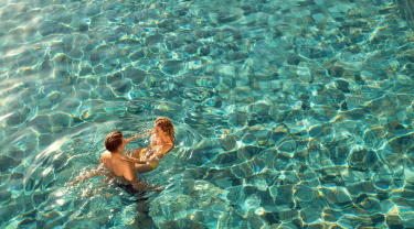 Par badar i en pool på Sunprime Pollensa Bay