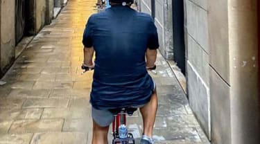 Cyklist på gata i Barcelona