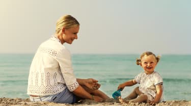 Mamma och dotter på Sunwing Sandy Bay Beach