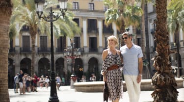 Par på torg i Barcelona