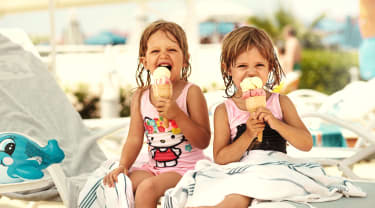 Barn som äter glass