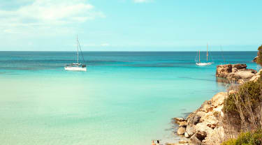 Hav och segelbåt på Ibiza