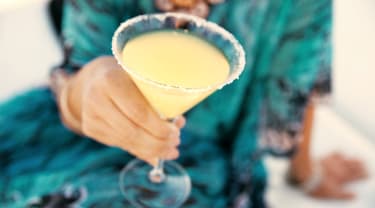 En kvinna med en gul drink