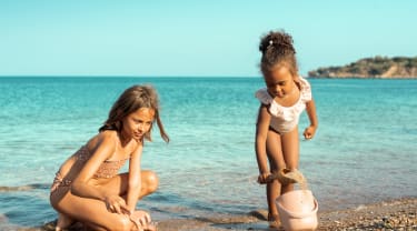 Två tjejer badar på en strand