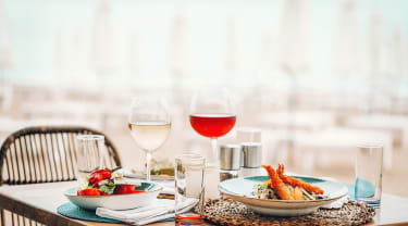 Middagsbord med mat och vin