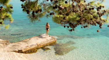 Kvinna står vid vattnet i Kroatien