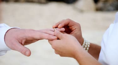 En person trär en ring på en annans finger