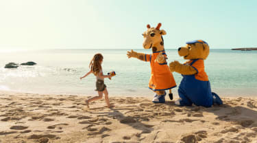 Lollo, Bernie och ett barn på stranden