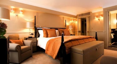 En bäddad säng i ett hotellrum på St. James's Hotel and Club i London.