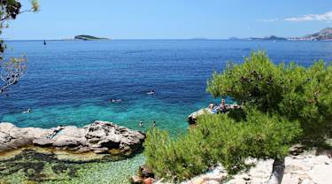 Strandremsa i Kroatien som badar i sol