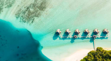 En sandstrand och hav på Maldiverna