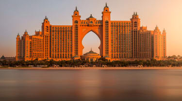 Det stora hotellet Atlantis The Palm i Dubai, som lyser oranget i solnedgången.