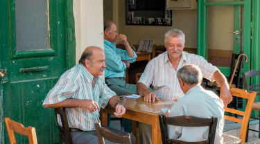 Lokalbefolkningen på en av Kretas restauranger