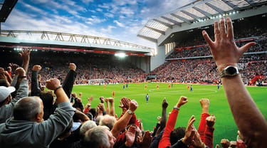 Liverpool publik kollar på en fotbollsmatch med Liverpool FC