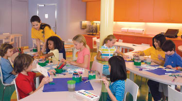 På en familjekryssning finns ofta tillgång till barnklubb där det anordnas roliga aktiviteter varje dag.