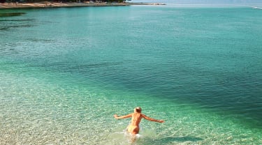 person badar i havet i Kroatien