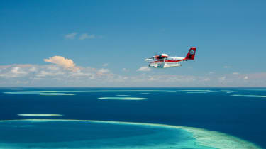 Flygplan flyger över atoller på Maldiverna