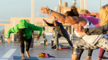 Yogaträning på taket på Sunprime Waterfront