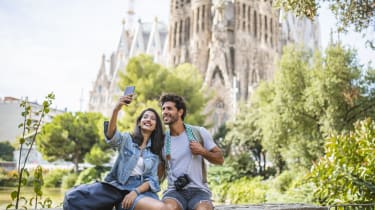 Ett par tar en selfie utanför Sagrada Família i Barcelona