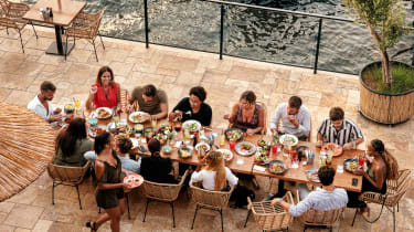 Grupp sitter vid ett middagsbord