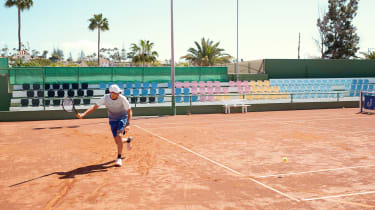 Tennisresor hos Ving - tennisspelare slår en boll