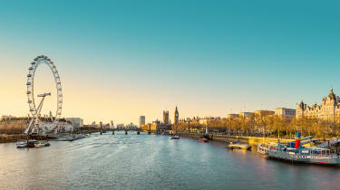 Bild över London, themsen, london eye i soluppgång/nedgång