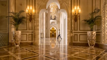 Den lyxiga nteriören på hotellet Marsa Malaz Kempinski i Doha, med marmorgolv och ett orientaliskt valv.
