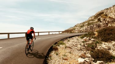 Cyklist som cyklar upp för ett berg
