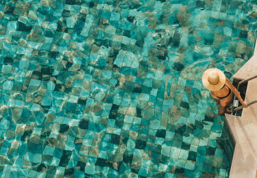 Kvinna går ner i en pool