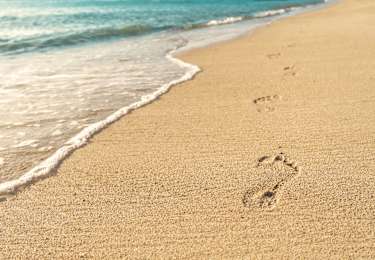 fotspår i sand vid havet