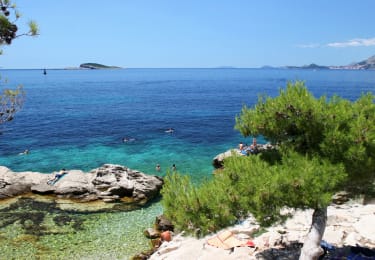 Strandremsa i Kroatien som badar i sol