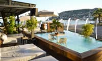 Hotellets gäster får nyttja relaxpoolen på systerhotellet En Vie Beach