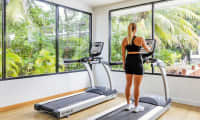 På Sunprime Kamala Beach kan du välja mellan gruppträningspass eller att träna på egen hand i vårt nybyggda gym.
