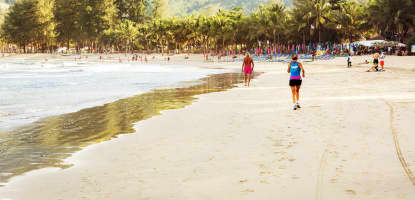 Kamala Beach är cirka 2 km lång och passar utmärkt för en promenad.