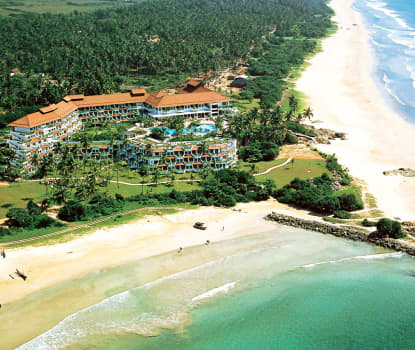 Stranden och Indiska oceanen ligger precis utanför hotellområdet