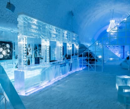 Icebar. Design av Mathieu Brison & Luc Voisin. Icehotel 365. Foto av Asaf Kliger