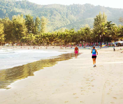 Kamala Beach sträcker sig cirka 2 kilometer lång och passar utmärkt för en daglig promenad.