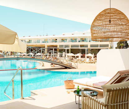 Prime Pool Suite 2 rum, terrass med direkt poolaccess till hotellets pool