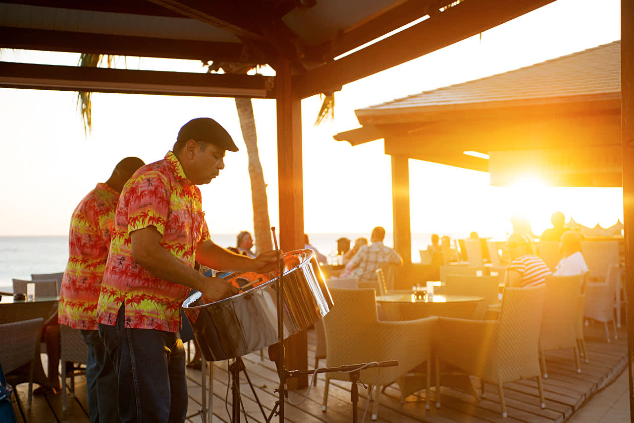 På grannhotellet Divi Aruba All Inclusive bjuds det på levande musik flera kvällar i veckan