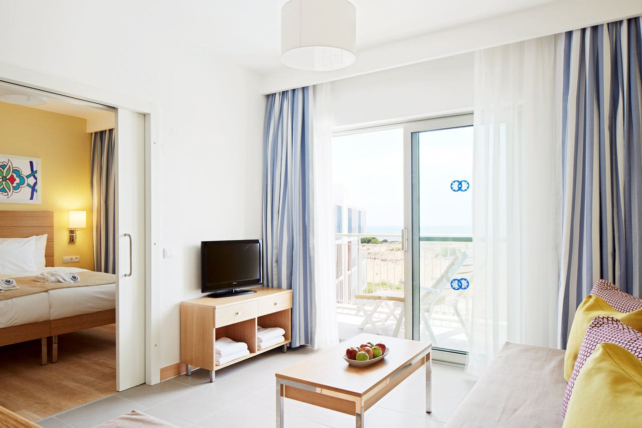 Tvårumslägenhet Royal Family Suite med balkong mot poolområde.