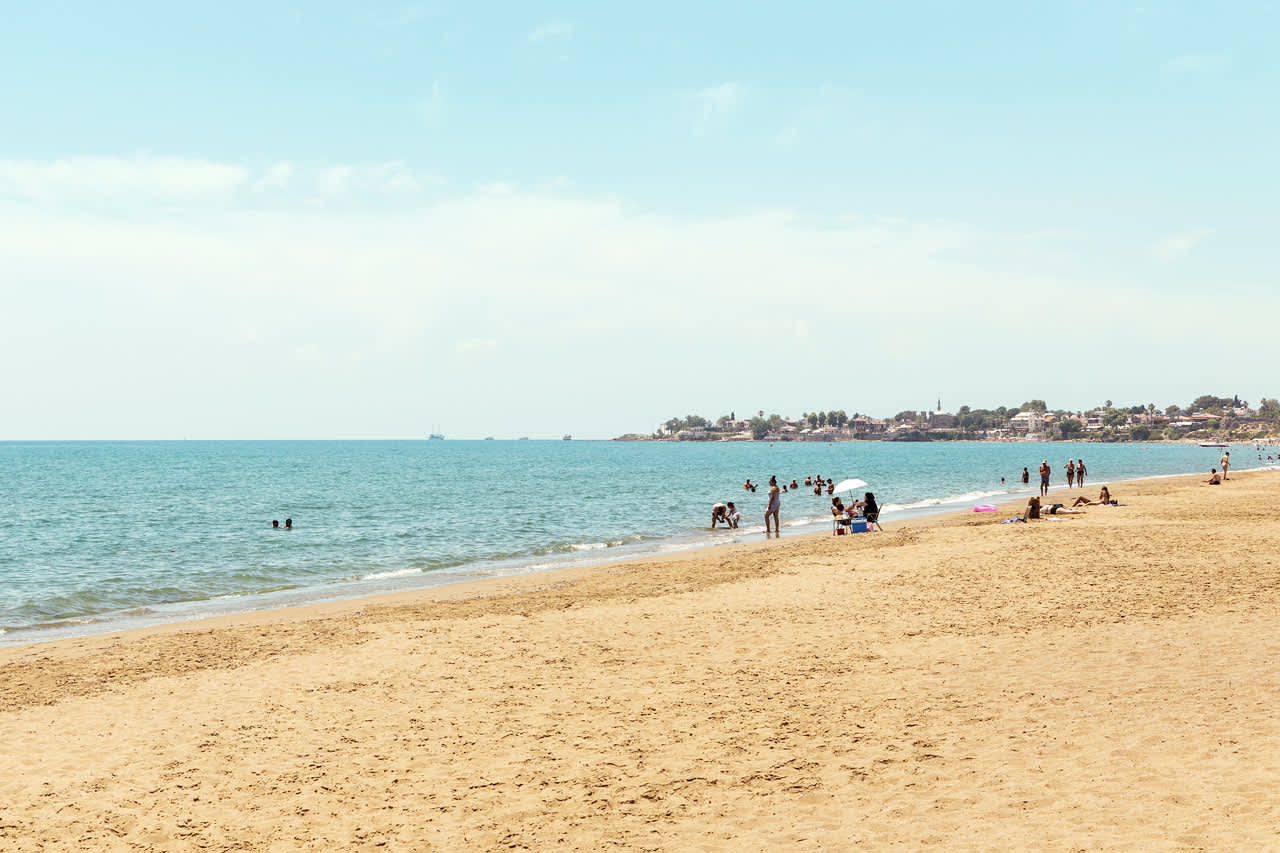 Njut av salta havsbaden på stranden