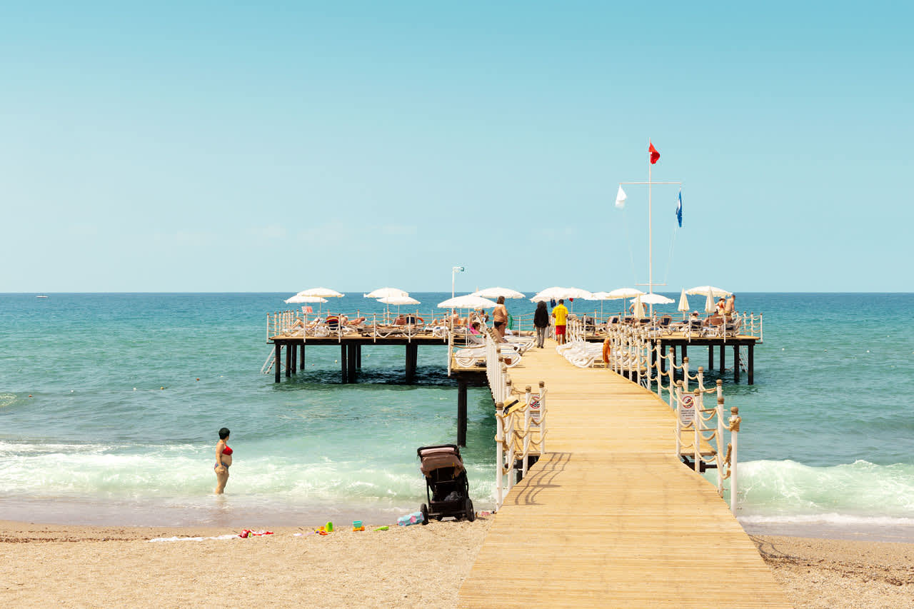 Sunprime C-Lounge har en egen del av stranden, med gratis solstolar för hotellets gäster