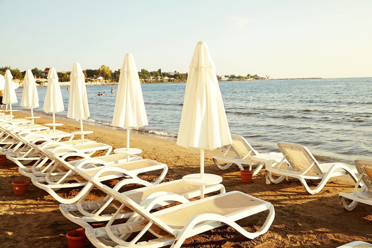 Nere på stranden erbjuder Sunprime Side Dogan Beach gratis solstolar.
