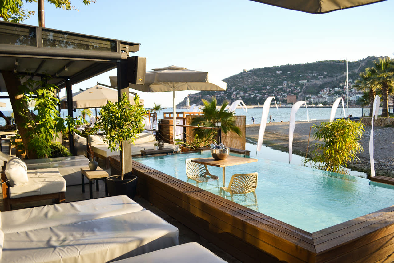 Hotellets gäster får nyttja relaxpoolen på systerhotellet En Vie Beach
