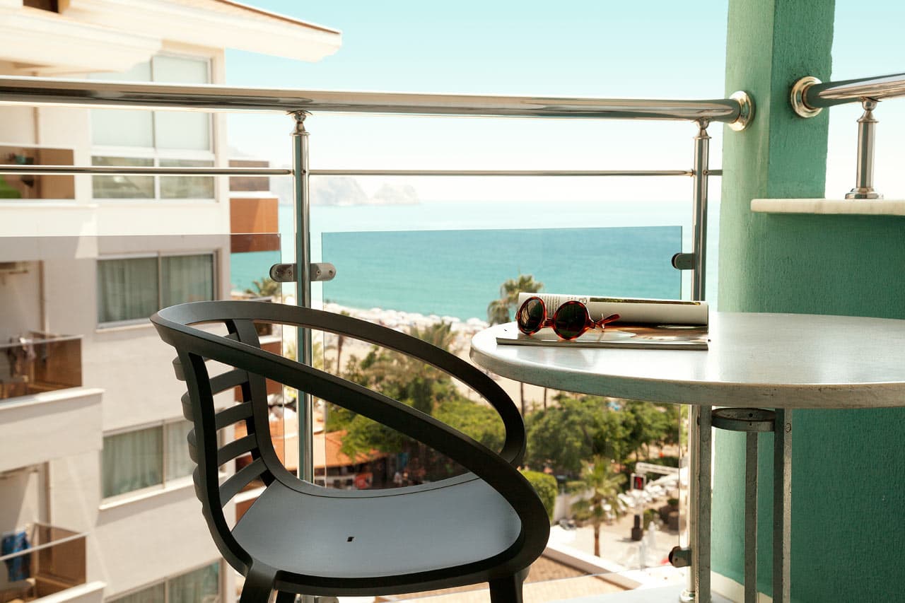 Junior Suite med balkong med begränsad havsutsikt
