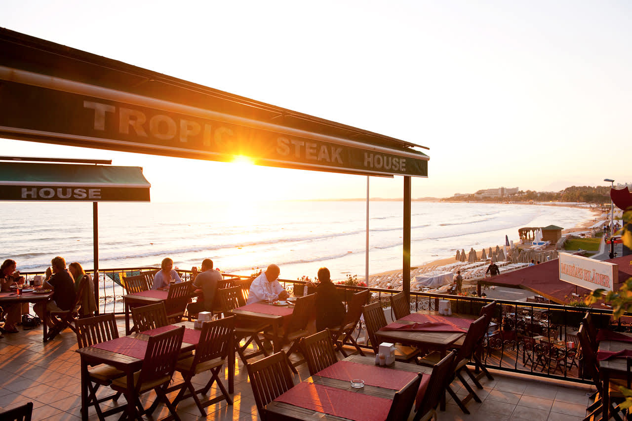 À la carte-restaurangen där du som valt enkel All Inclusive äter från meny med utsikt över havet