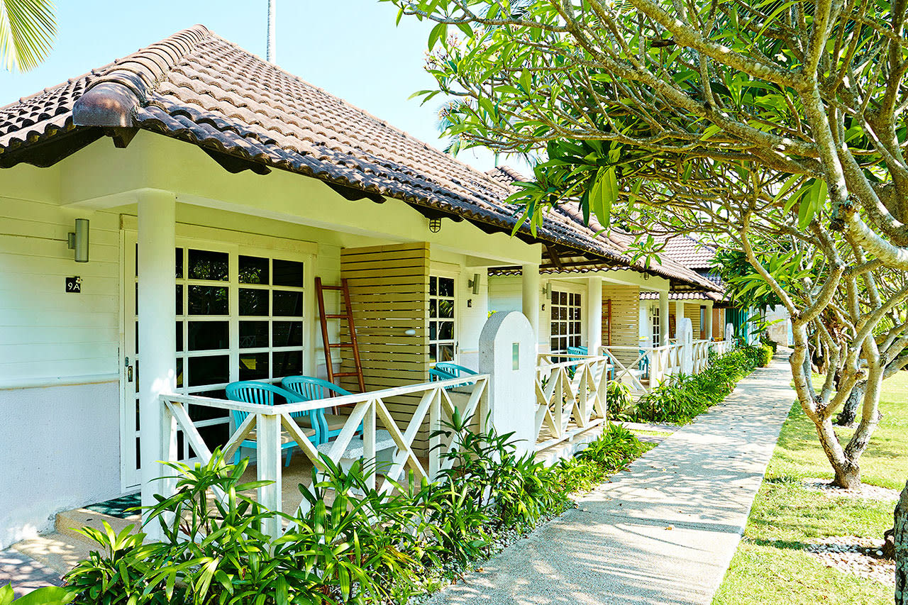 Dubbelrum Baansiri Cottage med balkong i markplan mot poolområdet eller trädgården