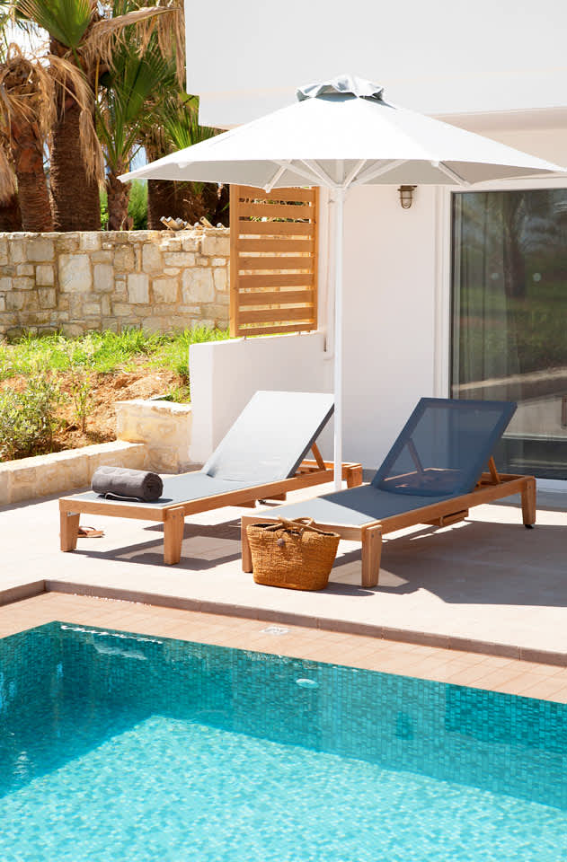 Classic Suite med Swim Out, terrass med direkt poolaccess.