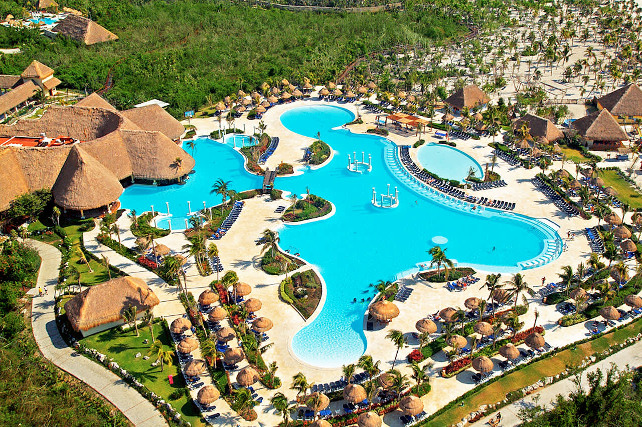På Grand Palladium Colonial Resort & Spa kan du njuta av stora härliga poolområden