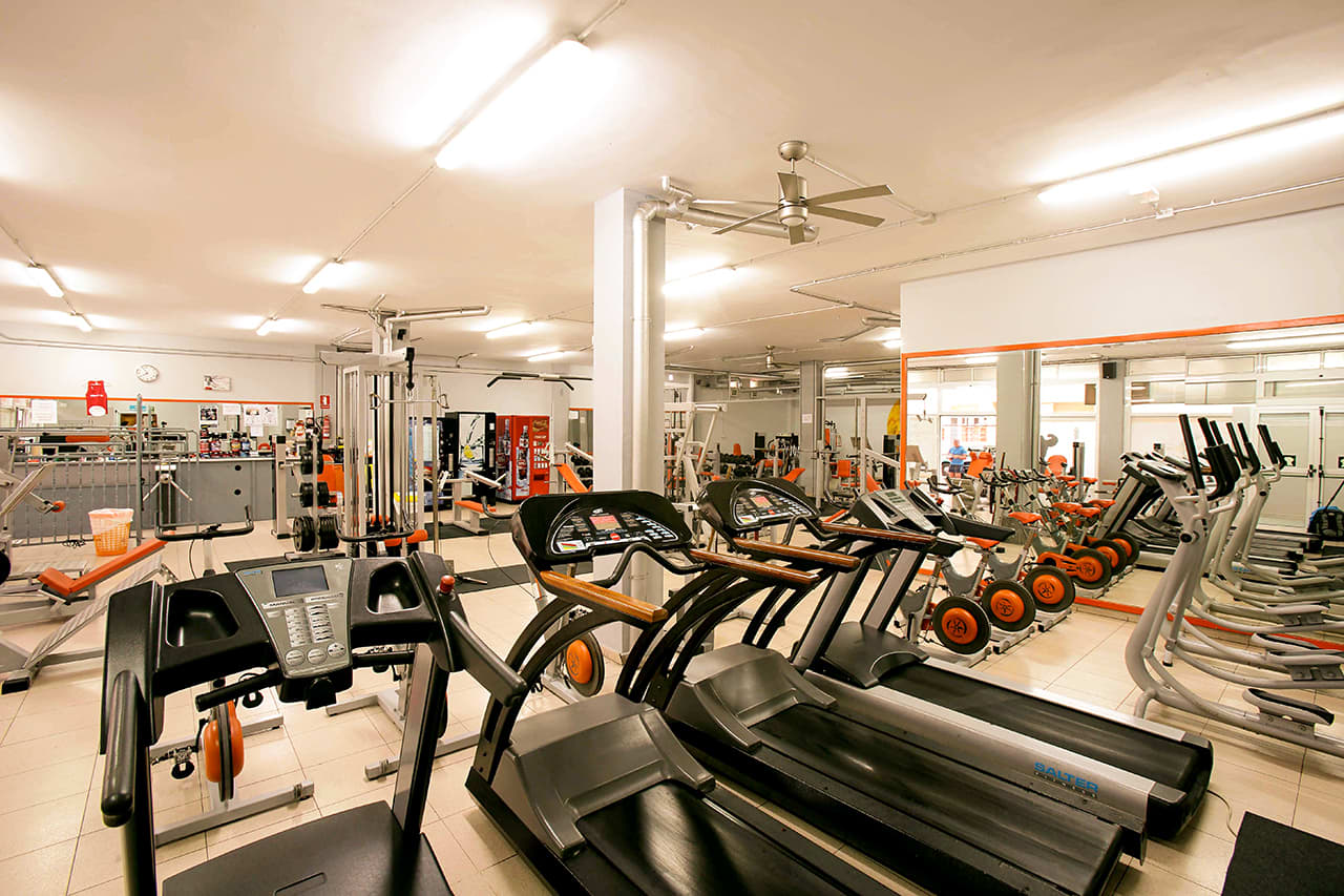 Närliggande gym, där hotellets gäster kan träna mot avgift